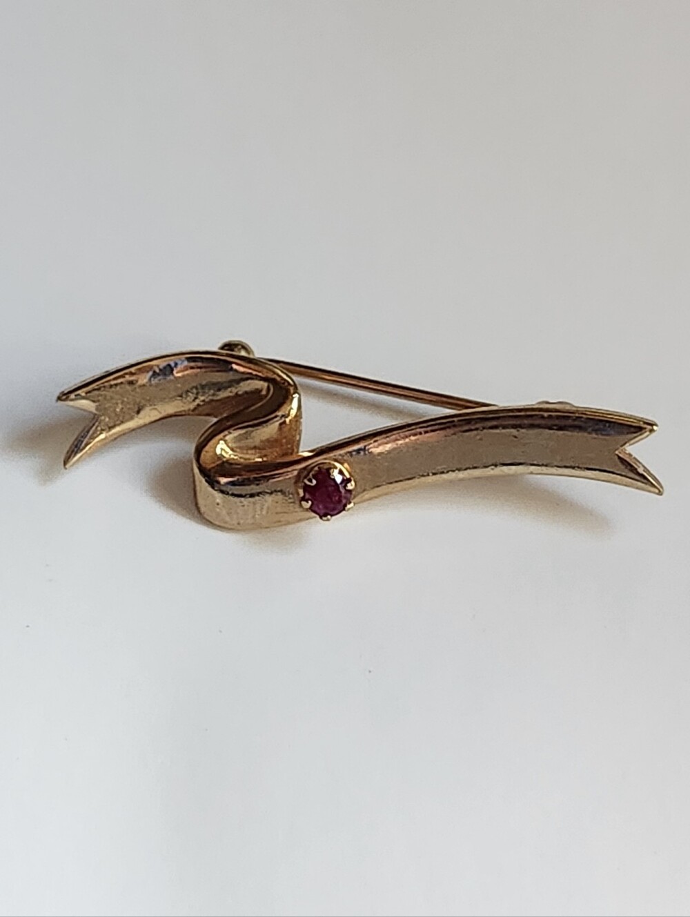 Vtg Avon Gold Tone Ribbon-Style Brooch with Ruby Accent